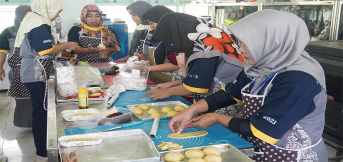 Peserta Pelatihan Diuji Teknik Sulit Pembuatan Roti Manis Berstandar Industri
