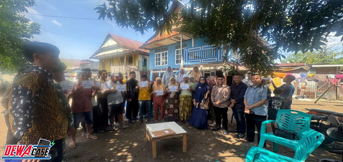 Gubernur Sulsel Salurkan Bantuan bagi 9 Rumah Korban Angin Puting Beliung