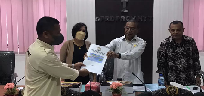 CU Kasih Sejahtera Serahkan Dana Peduli Duka Cita Rp 135 Juta Kepada Ahli Waris di Labur